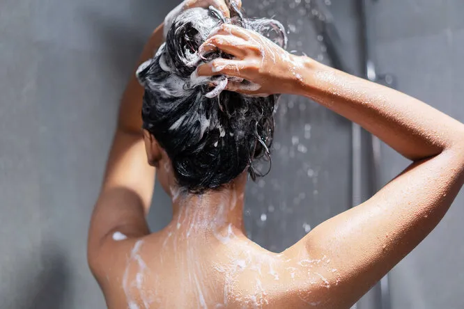 Как правильно мыть голову: 12 неожиданных советов от врача
