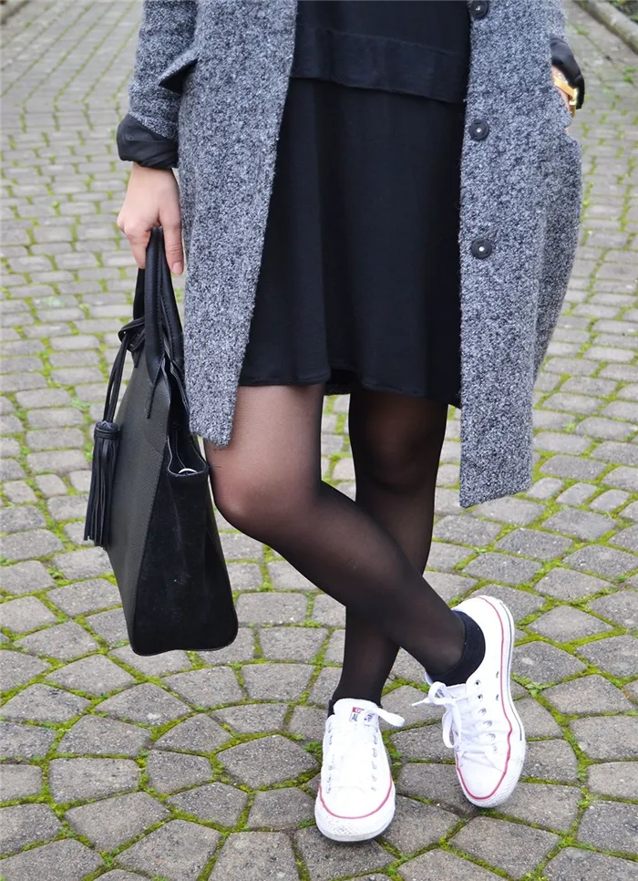 Чёрные колготки и белые кроссовки: стиль или безвкусица?