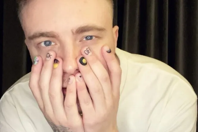 7 звездных мужчин, которые красят ногти и выглядят круто