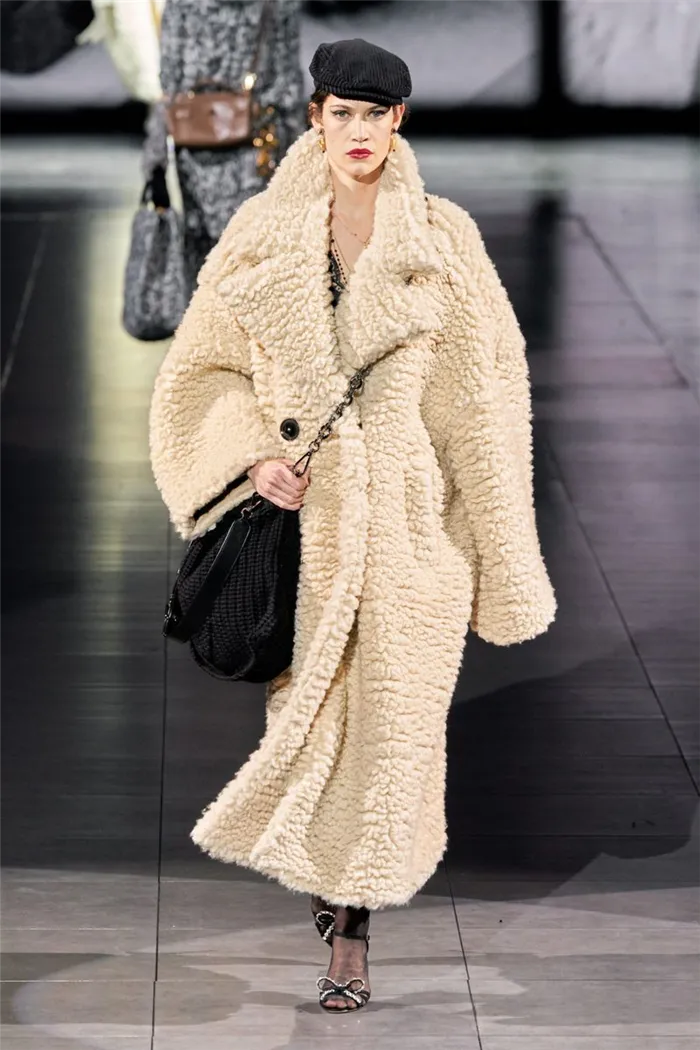 Шубы модели оверсайз из плюша. Коллекция зима 2021 Dolce & Gabbana