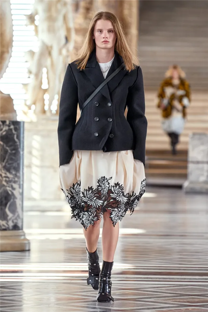 Модные тренды в верхней одежде осень-зима 2021-2022 - приталенный силуэт. Образ из коллекции Louis Vuitton.