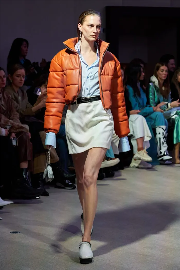 Модная кожаная куртка осень-зима 2020-2021 из коллекции Each x Other