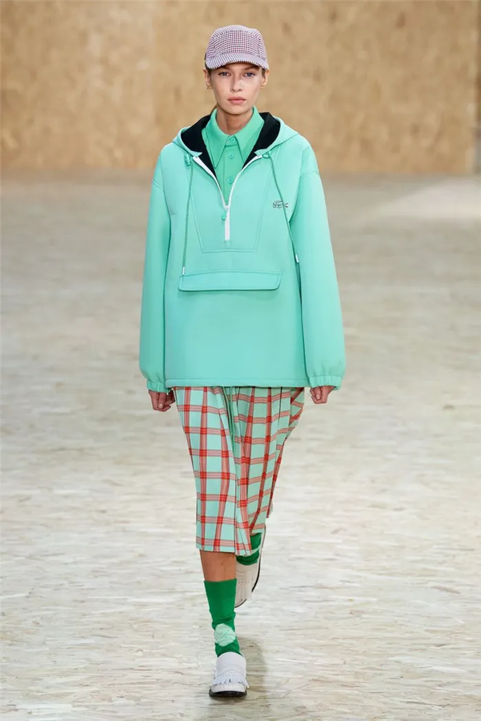 Модная куртка анорак осень-зима 2020-2021 из коллекции Lacoste