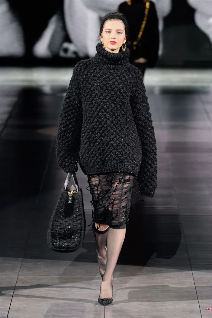 Модный объемный свитер из коллекции осень-зима 2020-2021 Dolce & Gabbana