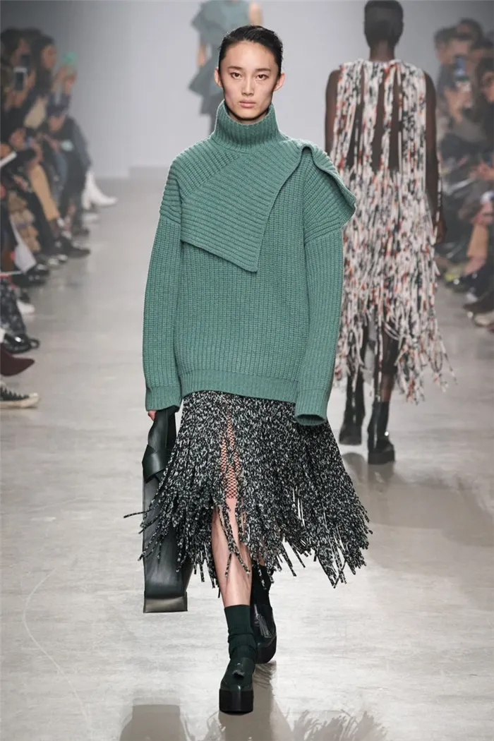 Модный объемный свитер из коллекции осень-зима 2020-2021 Christian Wijnants