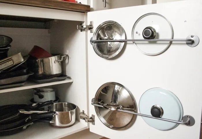 Крышки не займут много места, если функционально использовать каждый сантиметр кухни