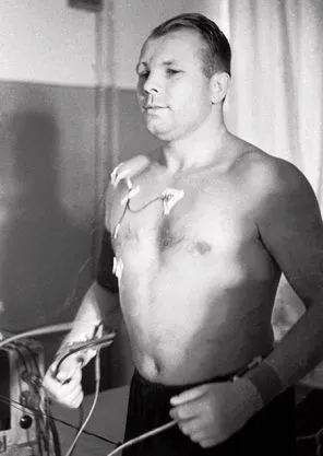 На фото: первый космонавт Юрий Алексеевич Гагарин во время тренировки в Звездном городке, 1959 год