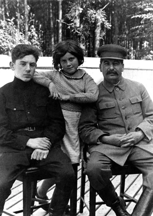 Светлана Аллилуева и Василий Сталин с отцом, 1935 год. Источник: wikimedia.org