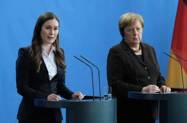 Канцлер Германии Ангела Меркель (справа) и премьер-министр Финляндии Санна Марин беседуют со СМИ после переговоров в Берлине, 19 февраля 2020 года
