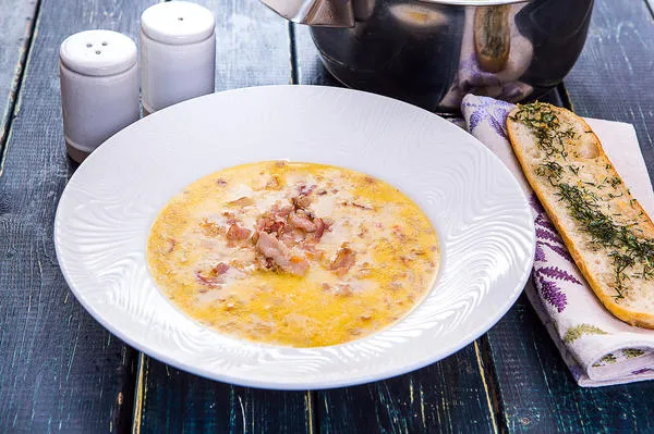 Сырный суп на курином бульоне с беконом и чесночным багетом