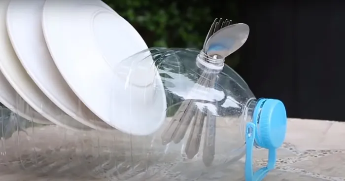 Отличная идея для мытья посуды на природе или даче. /Фото: youtube.com