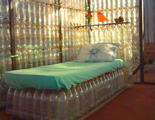 Кровать из пластиковых бутылок. нужен хороший матрас, а основание сделать не слишком сложно 