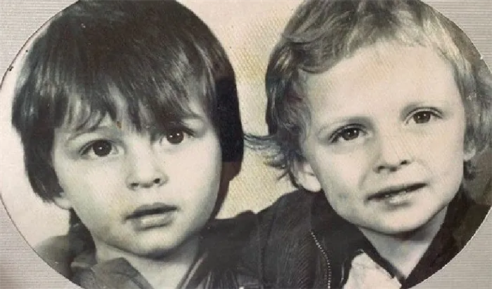 Иван Колесников в детстве (на фото с братом)