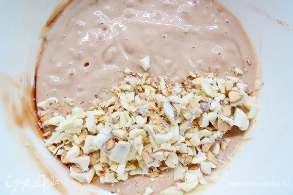 В массу с молочным шоколадом добавить предварительно измельченные орехи (у меня миндаль в белой глазури). В массу с белым шоколадом добавить кокосовую стружку.