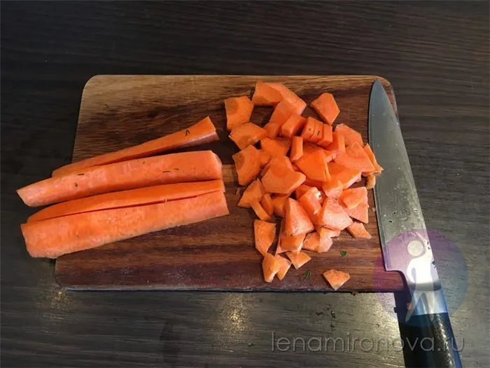 нарезанная морковь на доске 