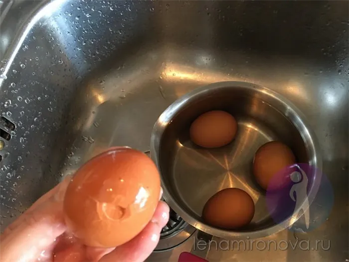 вареное яйцо с трещиной