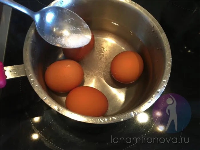 добавление соли в воду с яйцами