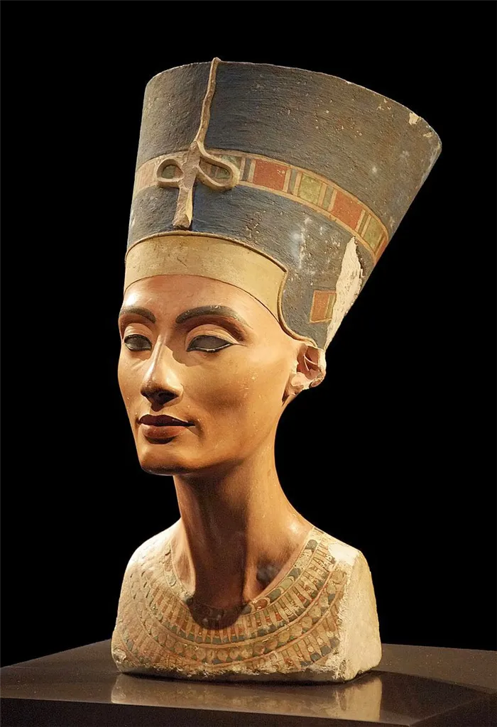 Byust-Nefertiti-odna-iz-samyih-izvestnyih-nahodok-Lyudviga-Borhardta