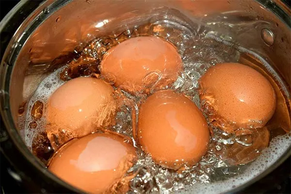 Как сварить яйца, чтобы они не треснули