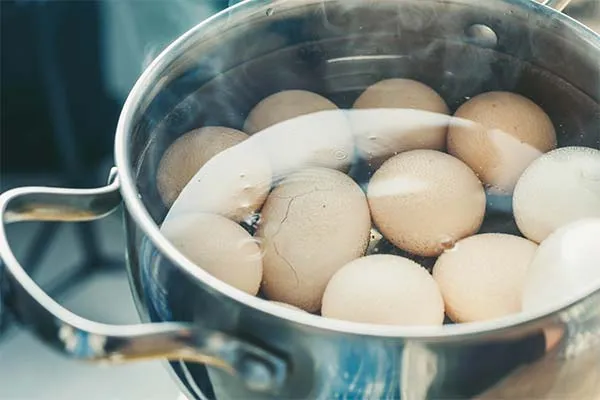 Почему яйца лопаются при варке