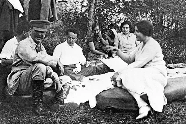 Иосиф Сталин (первый слева) с женой Надеждой Аллилуевой (первая справа) и друзьями на отдыхе. 