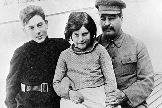 Сталин с детьми Светланой и Василием.