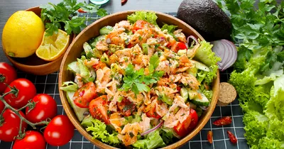 Салат с копченой красной рыбой и овощами