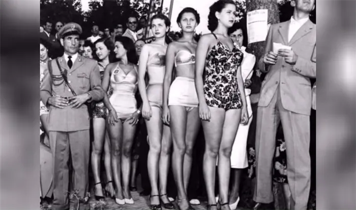 Юная Софи Лорен на конкурсу Мисс-Италия 1950 года (вторая девушка справа)