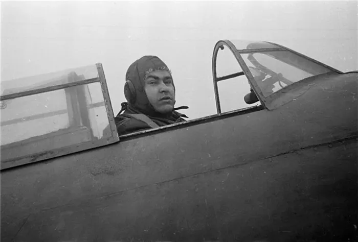 Алексей Петрович Маресьев в кабине самолёта, 1947 год