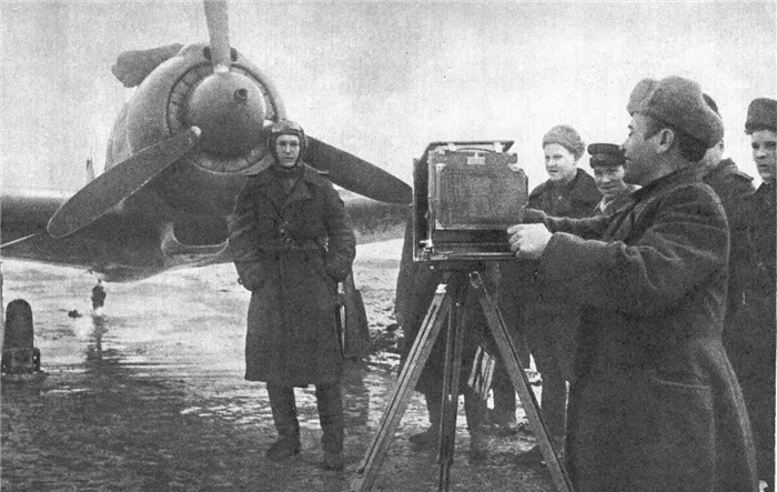 Летчик 63-го Гвардейского истребительного авиаполка Алексей Маресьев у своего истребителя Ла-5Ф, 1943 год