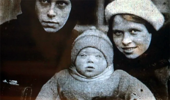 Алиса Фрейндлих в детстве (на фото: с мамой и тетей)