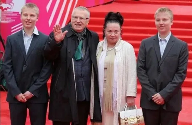 Владимир Жириновский с женой и внуками