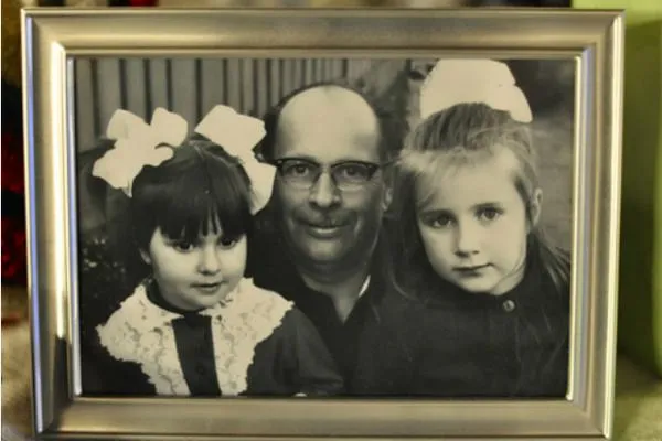 Ника Белоцерковская (справа) в детстве с отцом и сестрой