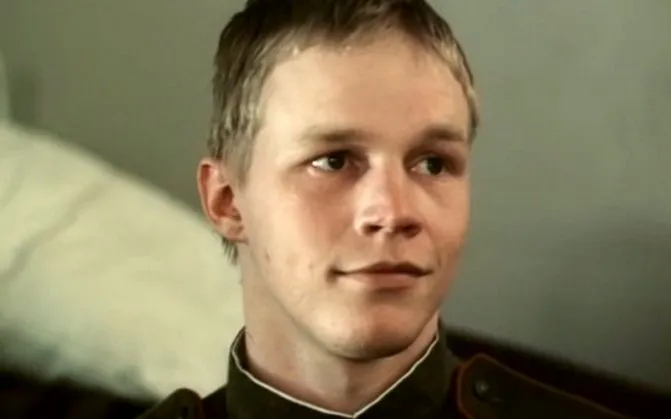 Александр Кузнецов в молодости (кадр из фильма «Привет с фронта»)