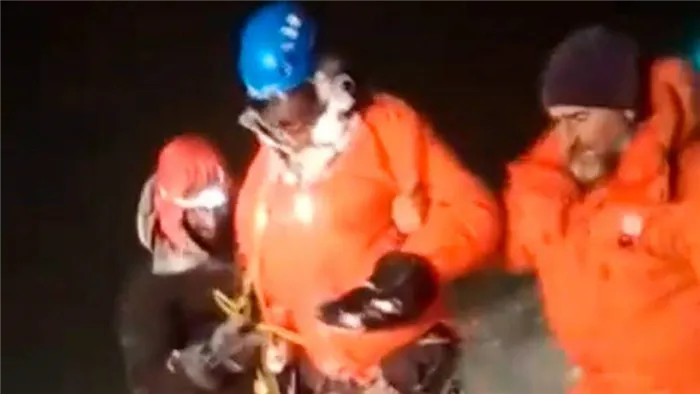Спасатели МЧС во время спуска одного из обнаруженных альпинистов на горе Эльбрус