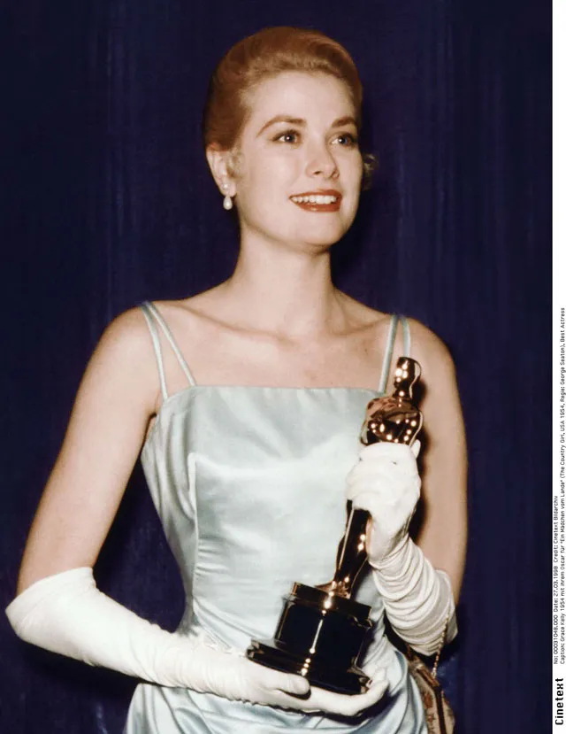 Грейс Келли с премией Оскар за работу в картине Деревенская девушка в 1954 году
