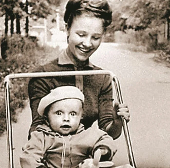1967 год. Иван с мамой Альбиной Ивановной. Фото