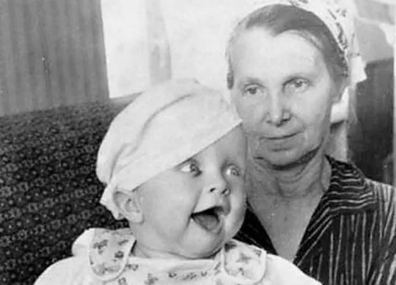 Детское фото Ивана Охлобыстина с бабушкой