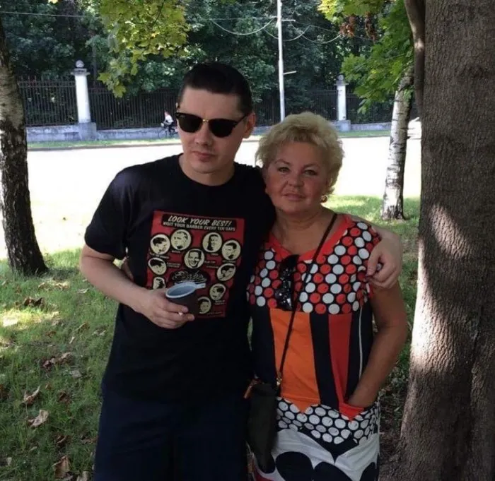 Юлия Монахова с сыном. / Фото: www.instagram.com/pankratovcherny_official