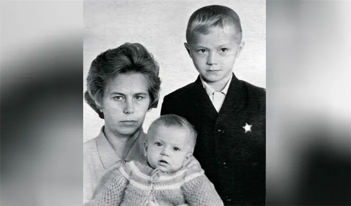 Андрей Панин с мамой и сестрой