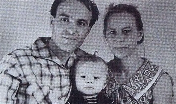 Андрей Панин в детстве с родителями