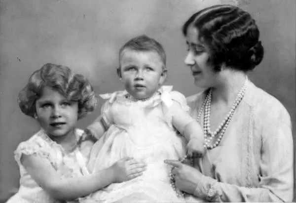 Герцогиня Йоркская с дочерьми в 1930 году