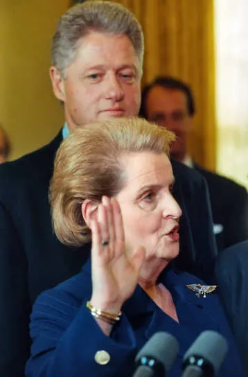 Карьера госпожи Олбрайт началась в Демократической партии. В 1978 году она стала членом Совета нацбезопасности при президенте Джимми Картере. В 1980-х она не занимала должностей в правительстве, но поддерживала кандидатов на пост президента от демократов. В 1992-м Билл Клинтон (на фото) назначил Олбрайт постпредом США в ООН