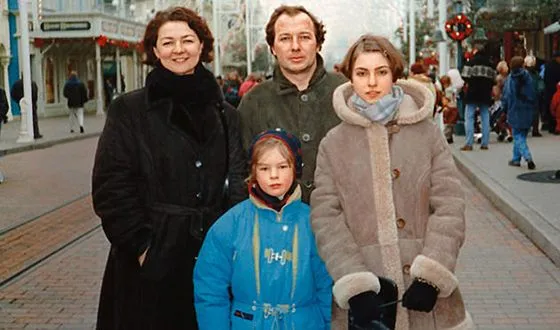 Дарья Урсуляк в детстве с семьей