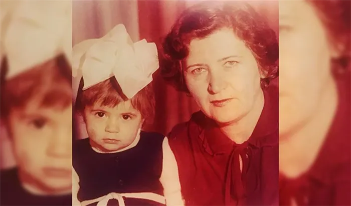 Нателла Крапивина в детстве с бабушкой