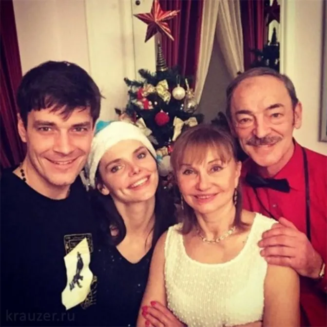 Максим Матвеев встречает Новый год в компании своей супруги Елизаветы Боярской и ее семьи