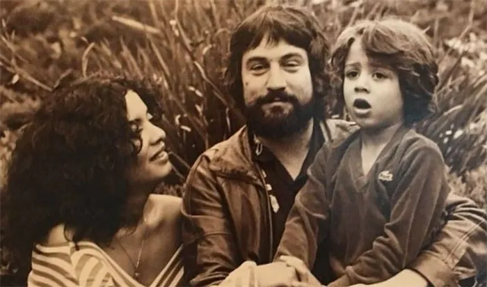 Молодой Роберт Де Ниро с первой женой и старшим сыном
