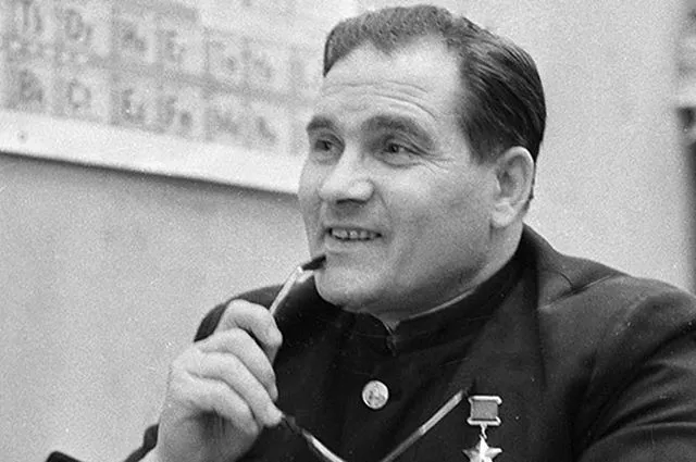 После присвоения звания Героя Советского Союза Девятаев много общался с молодежью, ездил на встречи с другими участниками побега.