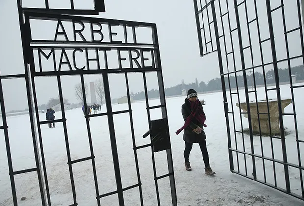 Надпись «Труд освобождает» на воротах бывшего немецкого лагеря Заксенхаузен