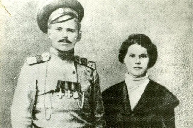 Фельдфебель Василий Чапаев и жена Пелагея Метлина, 1916 год/ © novochag.ru